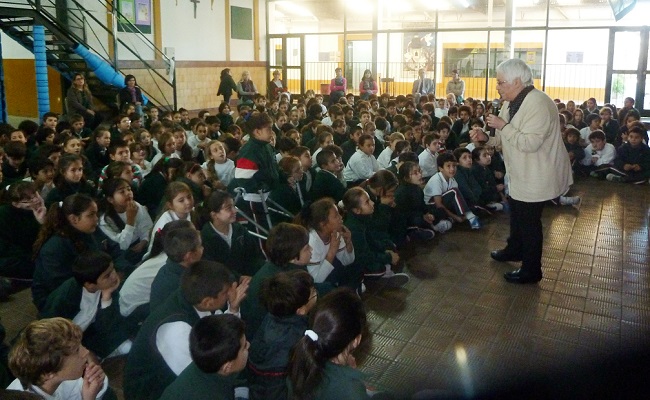 Toti Martinez de Lezea con los alumnos del Colegio Euskal Echea de Llavallol 